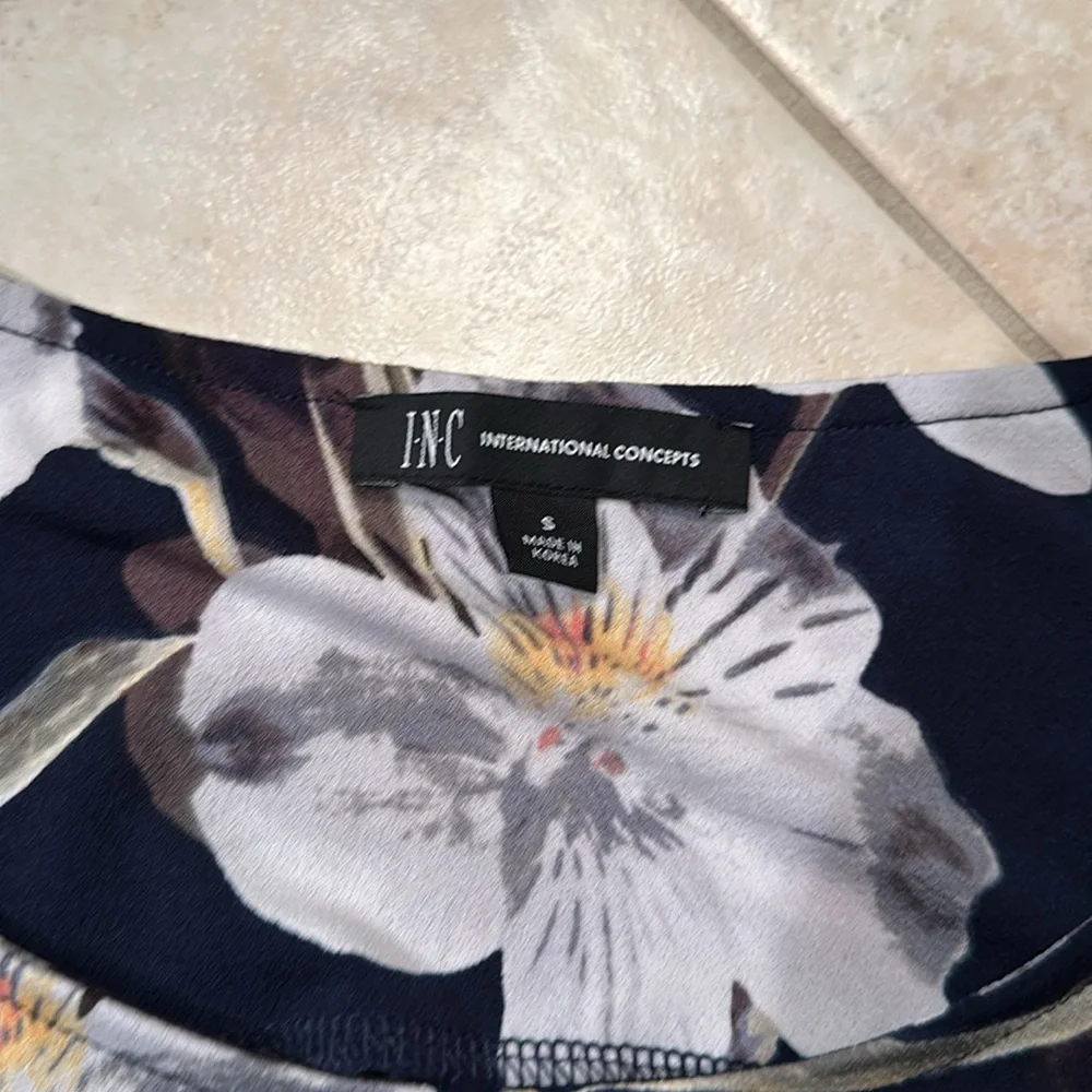 Cold shoulder floral Blouse - Picture 2 of 3